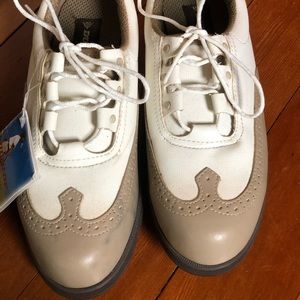 New Ladies sz 8.5 Dunlop wingtip golf shoes cleats